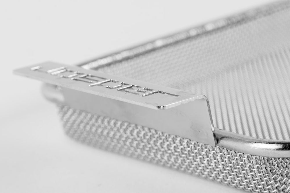 Detaljebillede af Josper grillristens greb og mikroperforerede metalnet