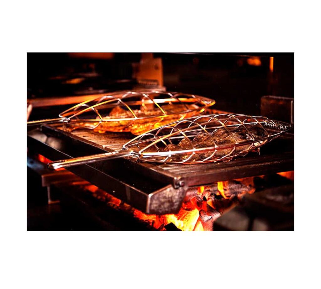 Josper fiskegrillkurve til tilberedning af hele fisk over gløder