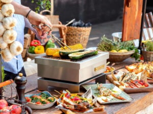 Josper Hibachi HGJ-PRO-S bordgrill med grøntsager på grillristen