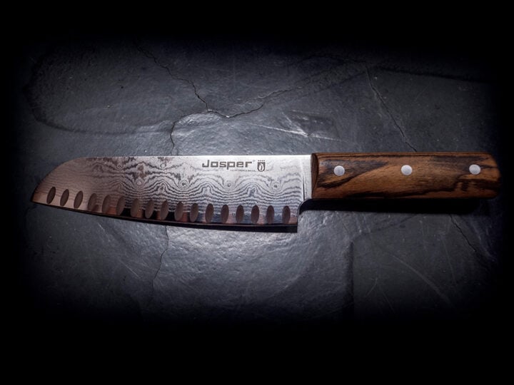 Josper Santoku-kniv 19 cm med damaskusmønster på mørk baggrund