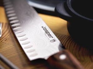 Detalje af Josper Santoku-kniv med damaskusstål og Josper-logo