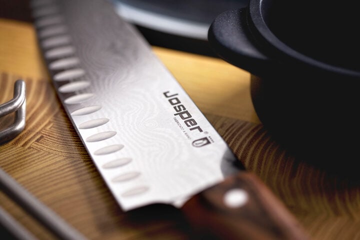 Detalje af Josper Santoku-kniv med damaskusstål og Josper-logo