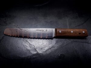 Josper Damasco brødkniv 20 cm på mørk baggrund