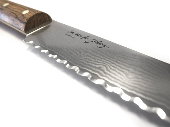 Detalje af Josper brødkniv med savtakket damaskusklinge