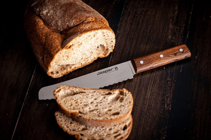 Josper brødkniv 20 cm ved udskæring af brød