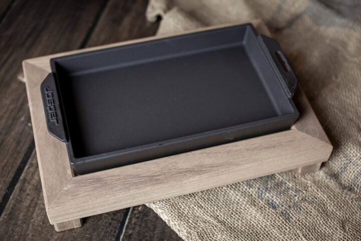 Josper serveringsplade 25 x 15 cm vist med separat Iroko-træbase