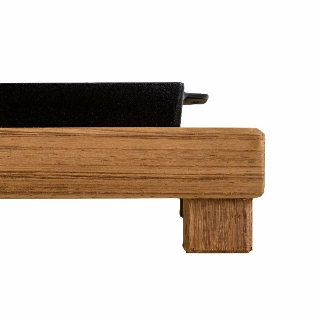 Josper serveringsplade i støbejern 20 x 20 cm, vist på separat Iroko-træunderlag