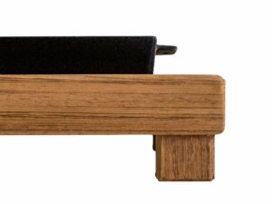 Josper serveringsplade i støbejern 20 x 20 cm, vist på separat Iroko-træunderlag