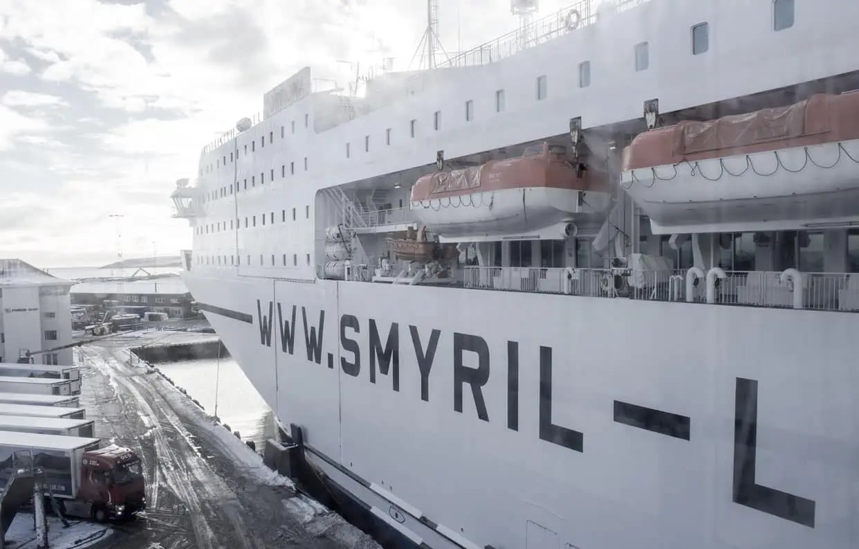 Siden af færgen Norrøna med Smyril Line-tekst og redningsbåde