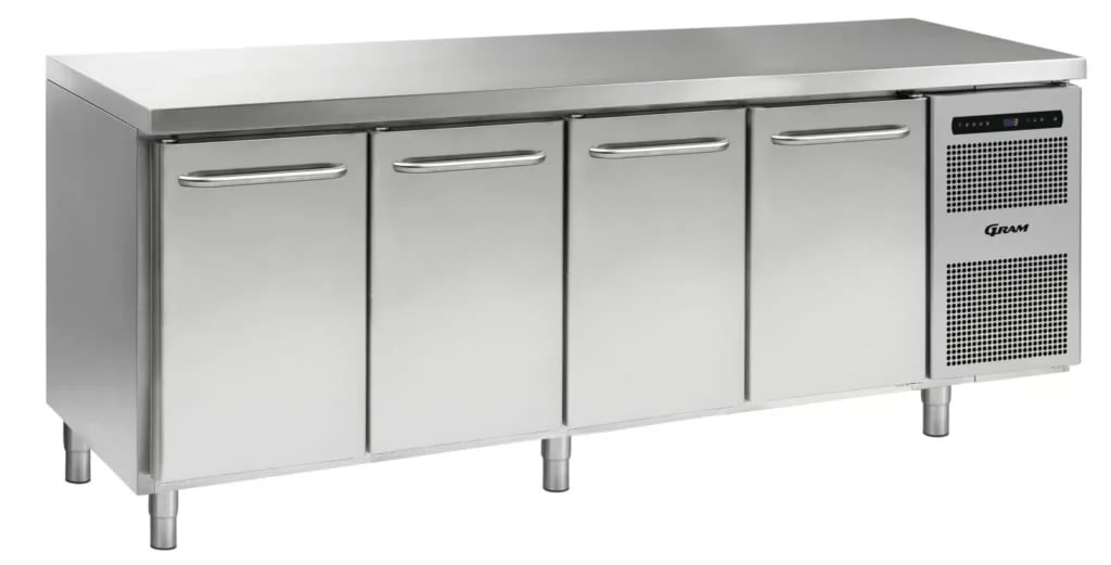 Detalje af GRAM Gastro 07 Kølebords ergonomiske skuffe- og hyldesystem