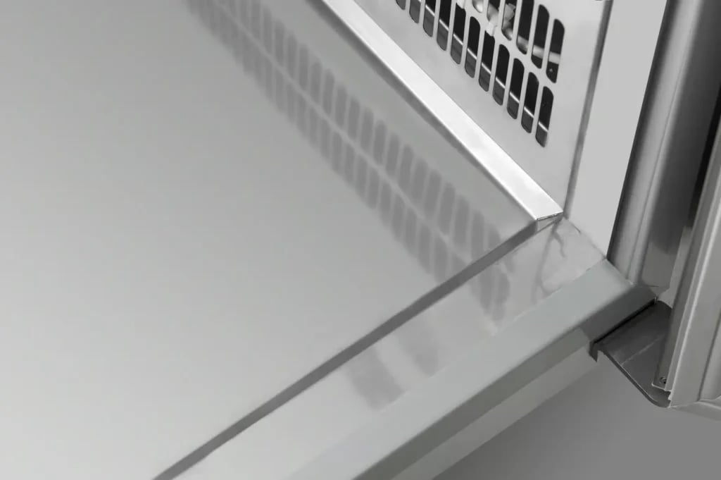 Detalje af GRAM Gastro 07 Kølebords ergonomiske skuffe- og hyldesystem