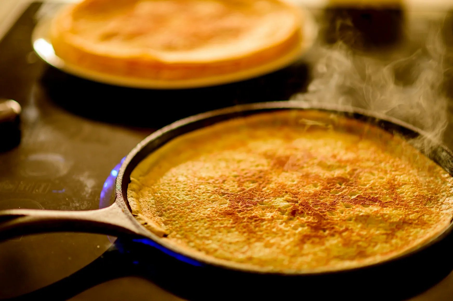 Crêpes tilberedes på lave pander med damp