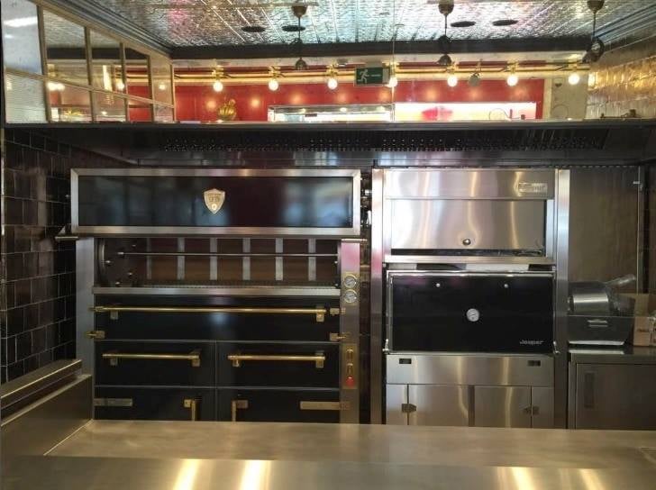 Josper ASJ-130 rotisserie installeret i professionelt køkken