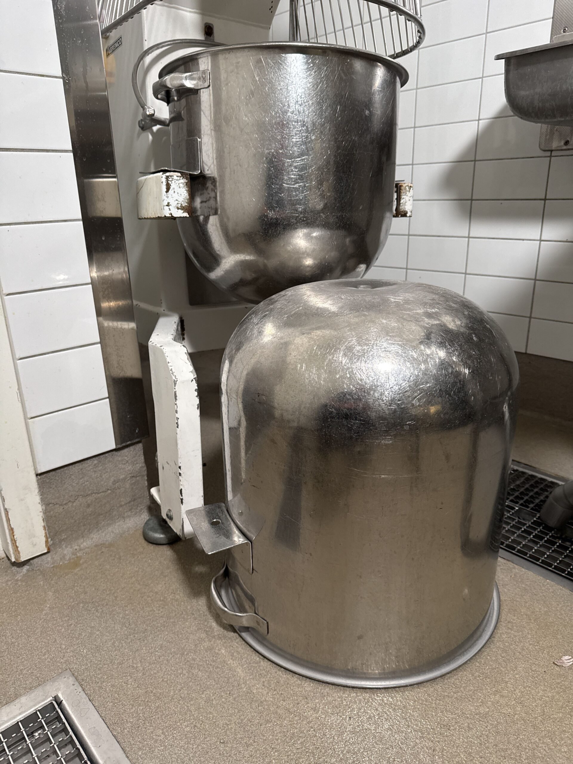 Agrenco AN60 set fra siden med sikkerhedsgitter