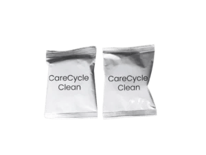To hvide CareCycle Clean poser fotograferet forfra på sort baggrund