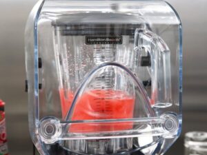 Hamilton Beach QS850 Quiet Shield lydskærm monteret på HBH850 blender