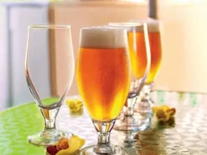 Arcoroc Cervoise Stemmed 50 cl Ølglas fyldt med gyldent øl