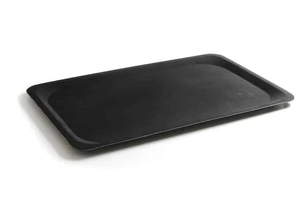 Sort, rektangulær polyester bakke med skridsikker overflade, 370x530mm.