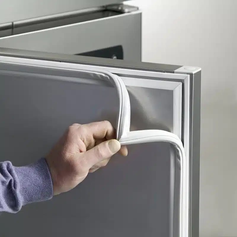 Ergonomiske skuffer i GRAM Gastro 07 Kølebord med teleskopskinner