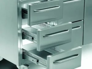 Indvendig visning af 6xGRAM Gastro 07 Kølebord med åbne døre