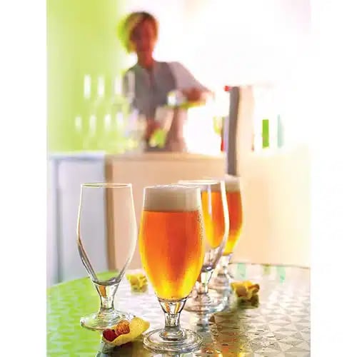 ARC Cardinal Ølglas Cervoise Stemmed 38 cl fyldt med øl