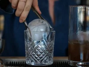 Arcoroc Broadway Tumbler 30 cl fyldt med whiskey og is