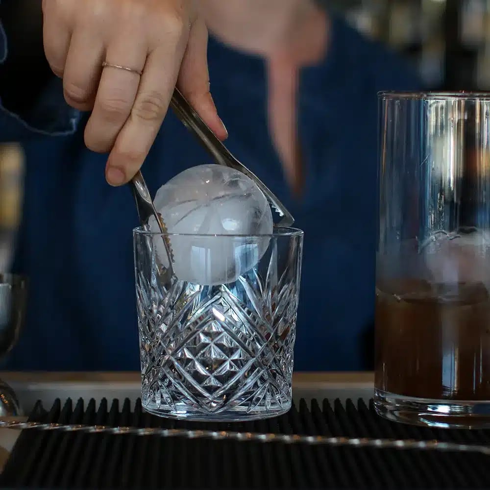 Arcoroc Broadway Tumbler 30 cl fyldt med whiskey og is