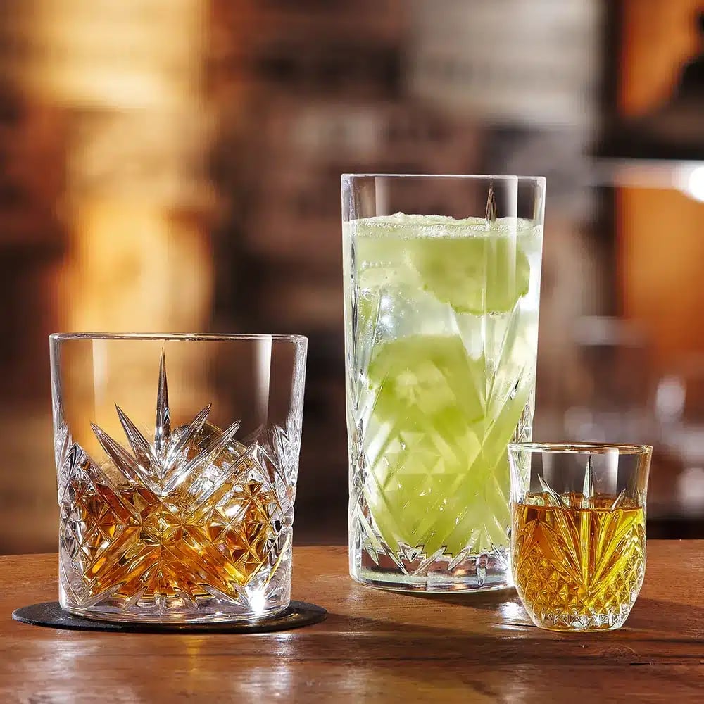 Arcoroc Broadway Tumbler 30 cl i et bar miljø