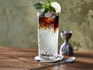 Arcoroc Broadway High Ball 38 cl fyldt med farverig cocktail