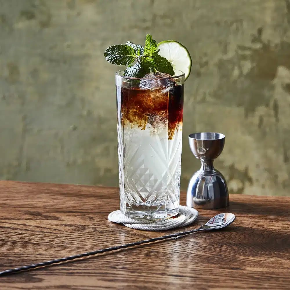 Arcoroc Broadway High Ball 38 cl fyldt med farverig cocktail