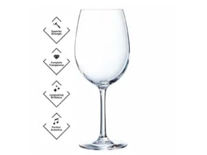 Krysta Vinglas Cabernet Tulipe 47 cl fyldt med rødvin, belyst af blødt lys