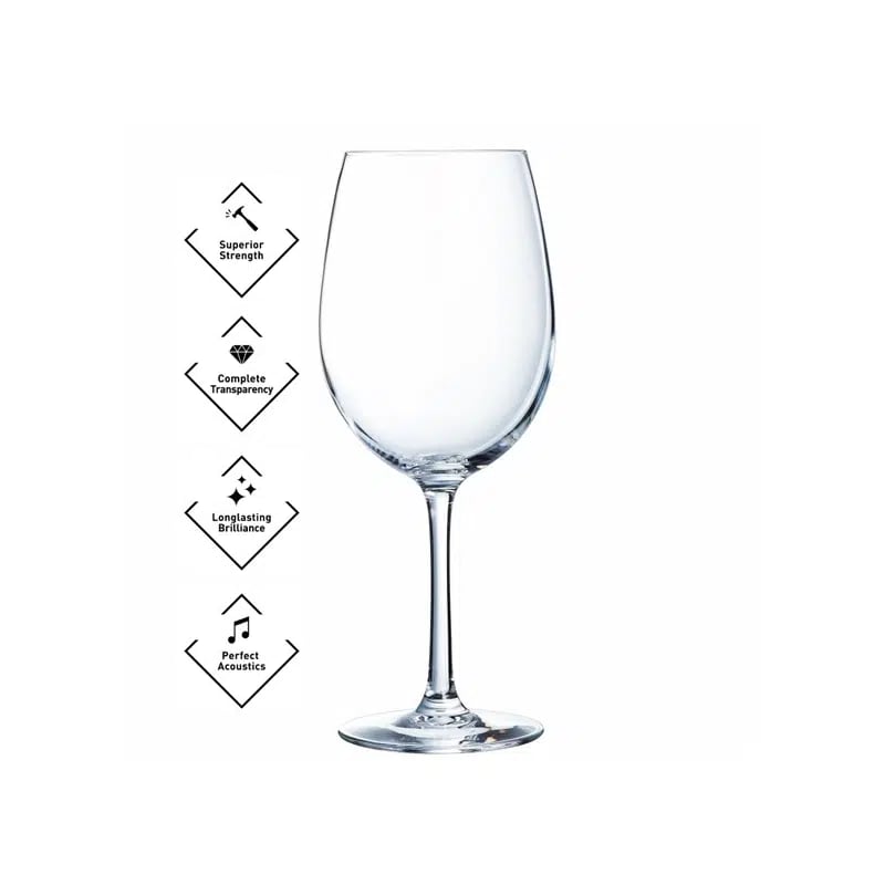 Krysta Vinglas Cabernet Tulipe 47 cl fyldt med rødvin, belyst af blødt lys