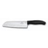 Frontbillede af Victorinox Santoku kniv med flutet rillekant og sort TPE-håndtag