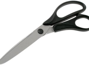Husholdnings saks stor Victorinox i brug til præcis klipning af pap på skrivebord.