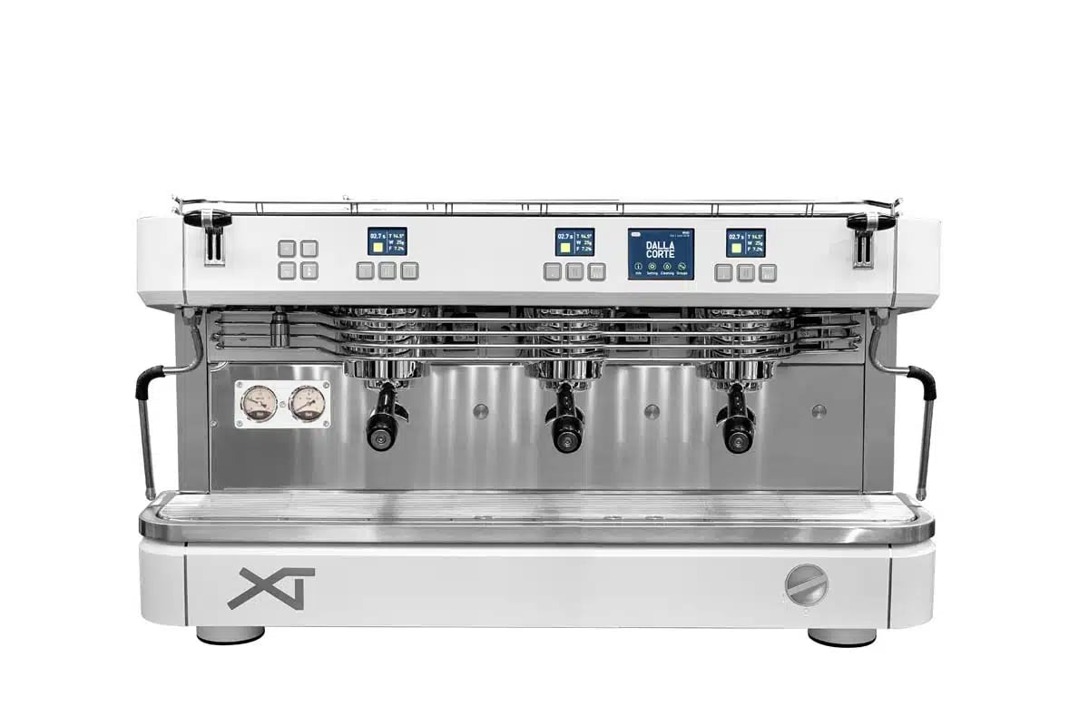 Dalla Corte XT Barista 3-Gruppe i Dynamic White Front View