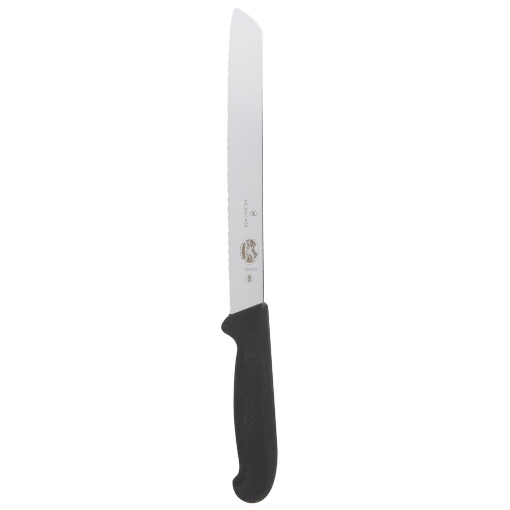 Victorinox 8-tommer brødkniv med serreret blad og sort Fibrox-håndtag set forfra