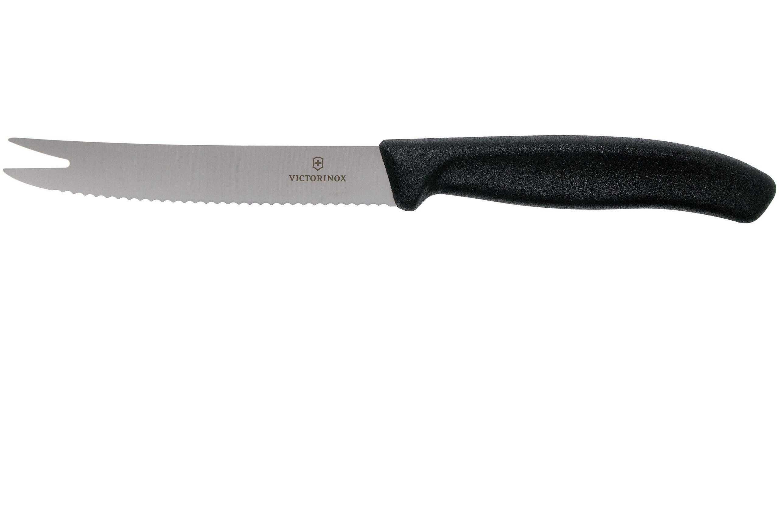 Ostekniv 11cm Swiss med bølget kant og gafeltip set forfra på træskærebræt.