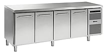 Detalje af GRAM Gastro 07 Kølebords ergonomiske skuffe- og hyldesystem